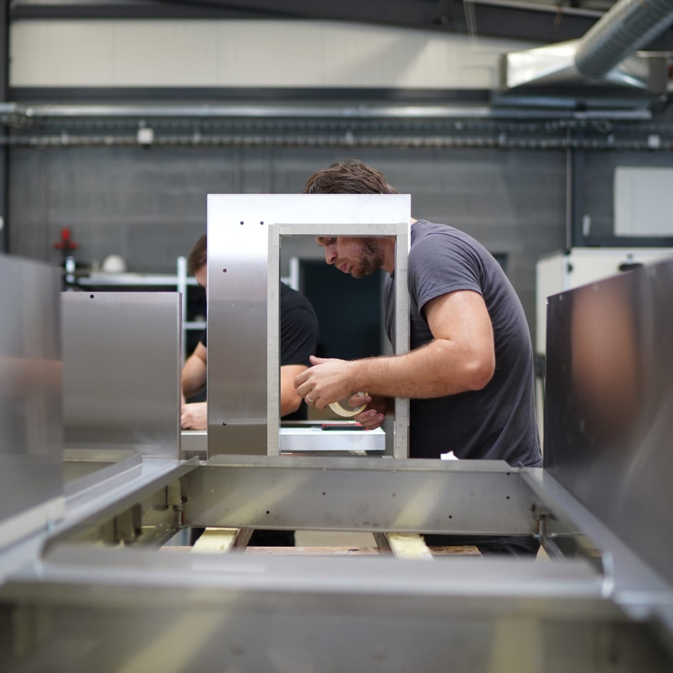 Atelier montage A2i préparation armoires